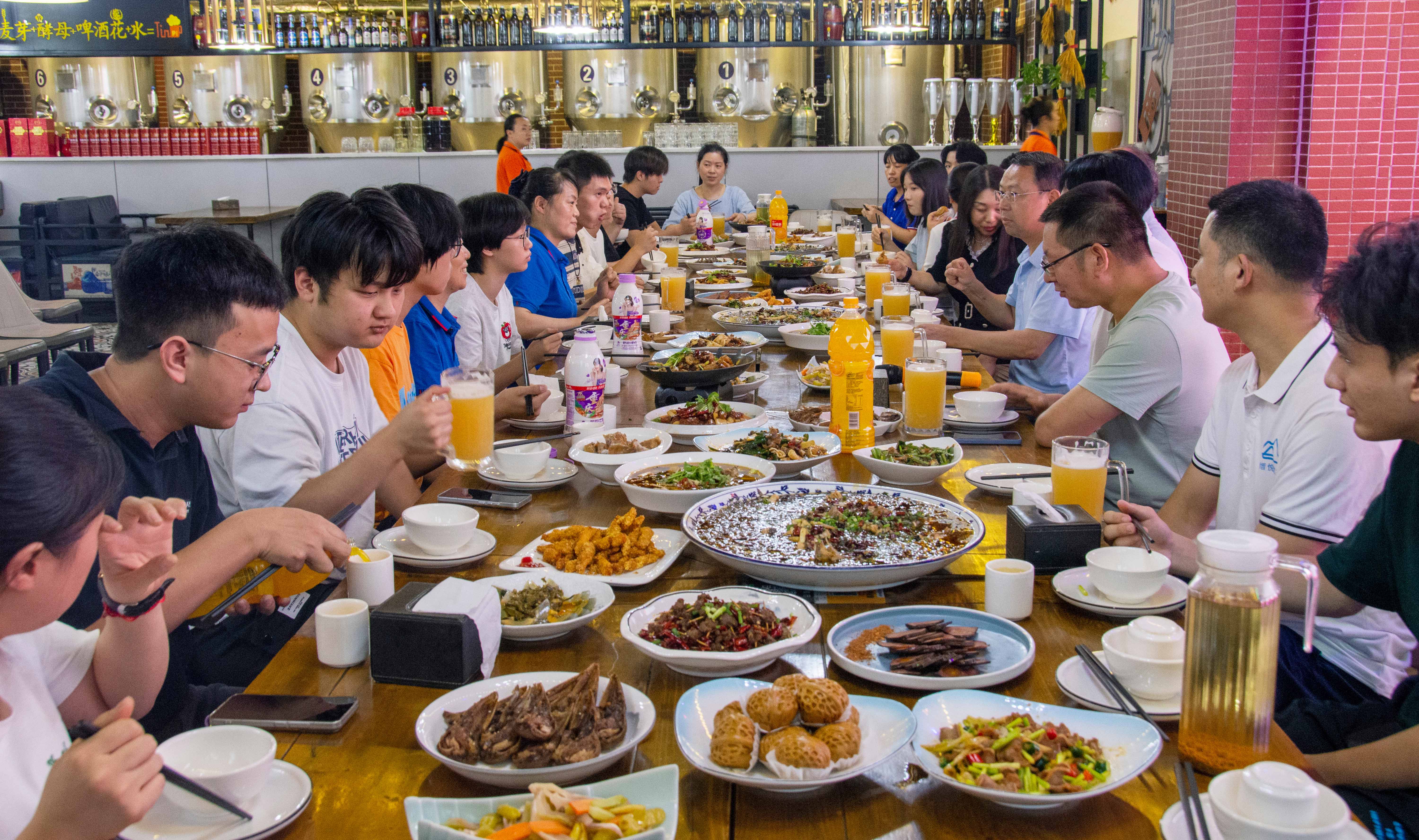 「青春榜樣，不負(fù)韶華」這場(chǎng)晚宴，滿(mǎn)是公司對(duì)下一代的深情關(guān)懷！